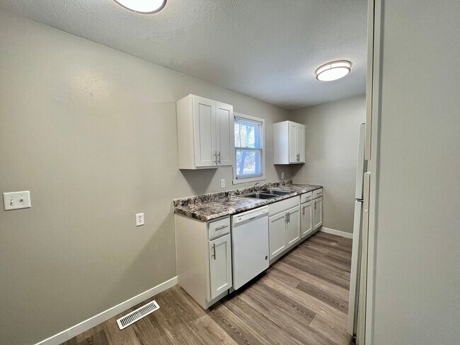 Foto del edificio - 2 Bedroom Townhome!!