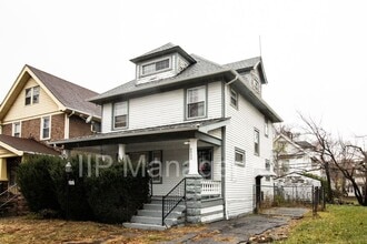 Building Photo - 9711 Parmelee Ave