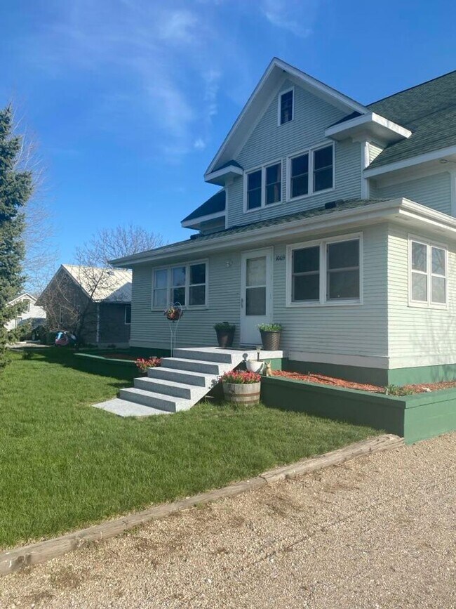 Foto del edificio - Charming 4-Bedroom Home in Stanton – Your ...
