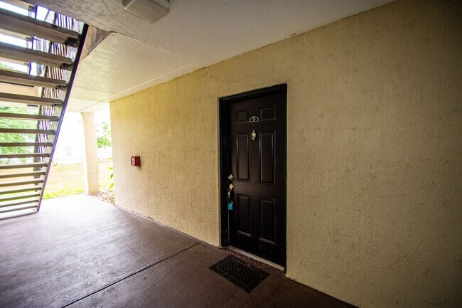 Building Photo - Beautiful 2/1.5 Condo with a Den! Availabl...