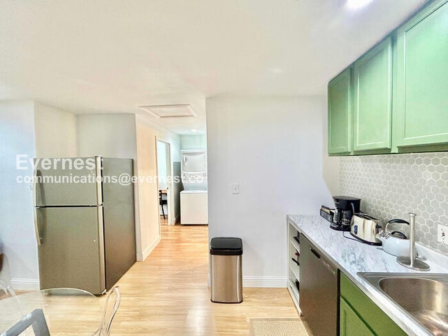 Foto del edificio - 8633 Westglen Dr