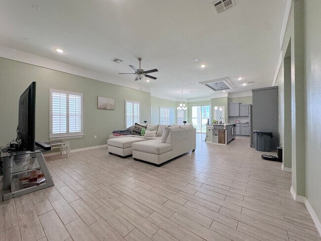 Foto del edificio - 14936 John McNeely Ave