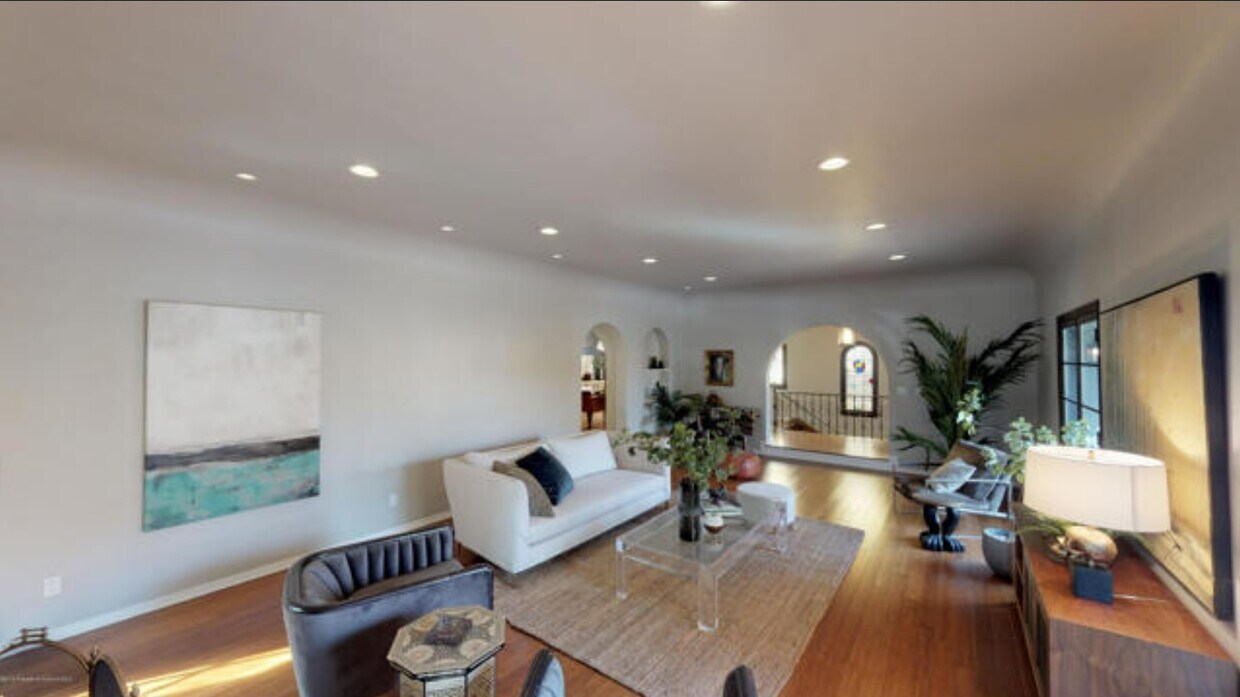 Foto principal - 355 N Mansfield Ave