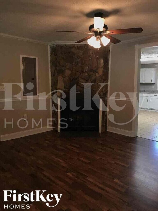 Building Photo - 8065 Huntington Dr
