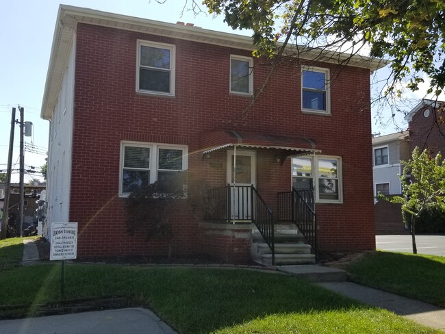 Building Photo - 324 E 3rd St