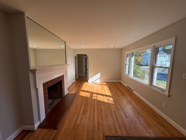 Building Photo - Conveniently Located 3 Bedroom Ranch