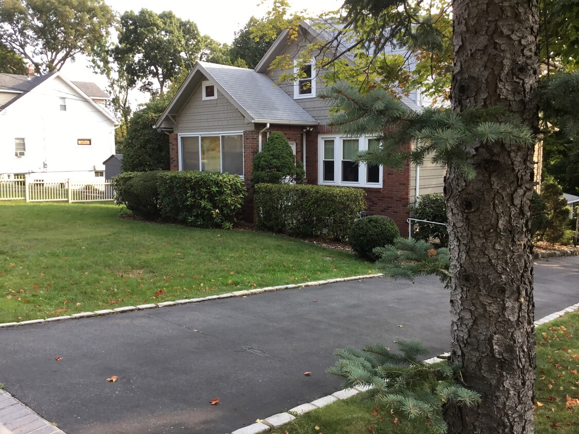 1 st floor apar - 24 Hillside Dr