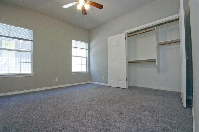 Foto del edificio - 2410 Leon St