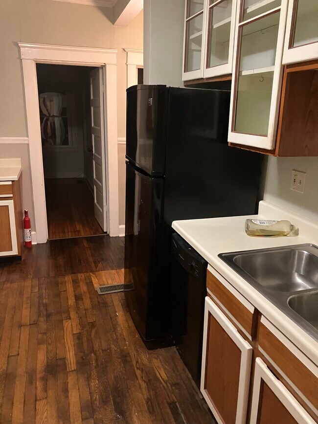 Fregadero de acero inoxidable, triturador de basura, lavavajillas, refrigerador-congelador - 1567 Woodward Ave