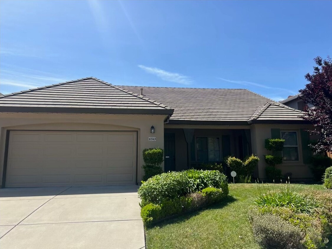 Foto principal - Charming 4-Bed, 2-Bath Single-Story Home f...