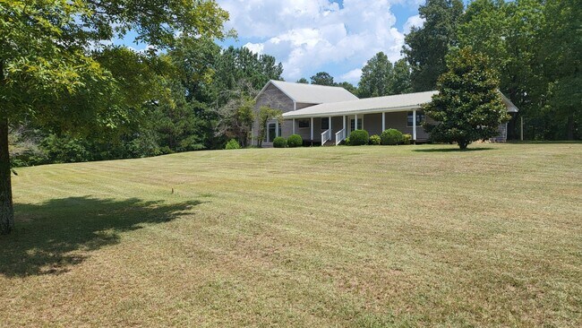 Foto del edificio - PINE LEVEL SCHOOL ZONE - 3 Bed 3 Bath Over 4,000 SQ FT on Acreage