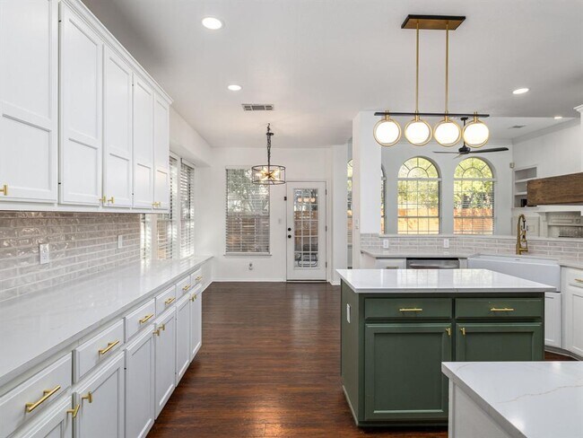 Foto del edificio - 2934 Sussex Gardens Ln