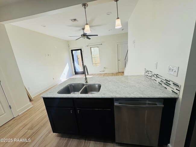 Building Photo - 113 Bayou St