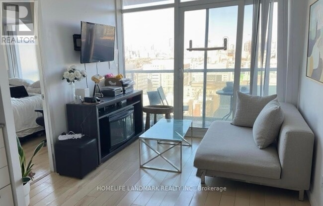 Building Photo - 36 Lisgar St