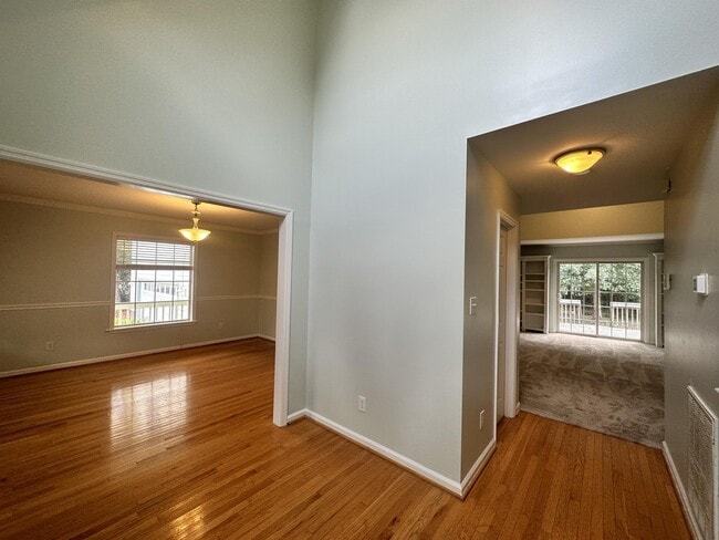 Foto del edificio - 212 Riverbend Rd