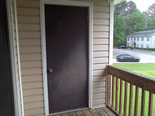 Building Photo - Newly renovated 2 bedroom, 1 bath apartment