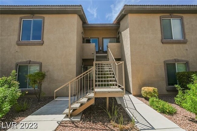Building Photo - 2305 W Horizon Ridge Pkwy