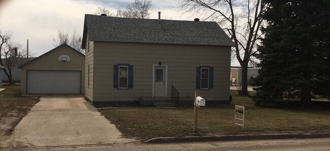 Foto del edificio - 3 Bed 1 Bath with Double Stall Garage