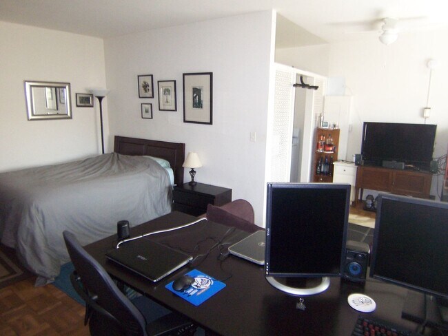 Foto del edificio - Discover this Dupont Circle Studio on Mass Ave with All Utilities included.