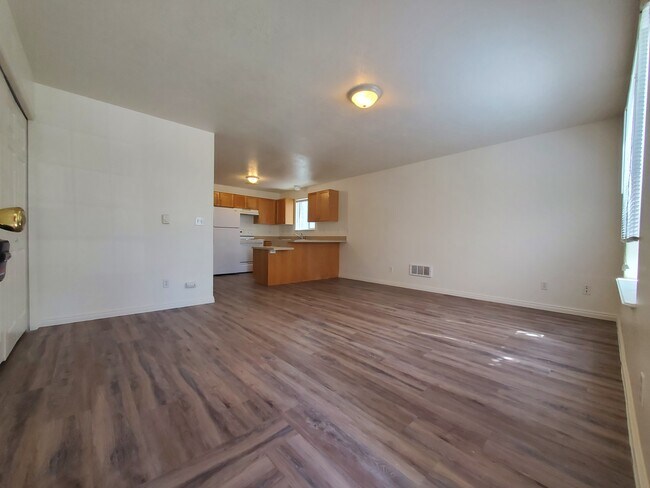 Building Photo - 630 Linden Dr