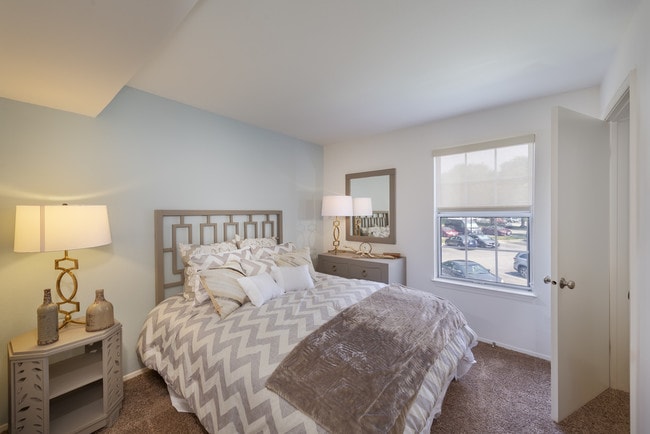 Building Photo - Potomac Vista Apartments