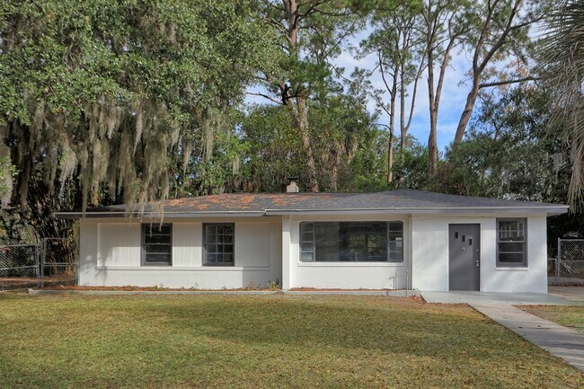 Building Photo - 6 Ranchland Dr