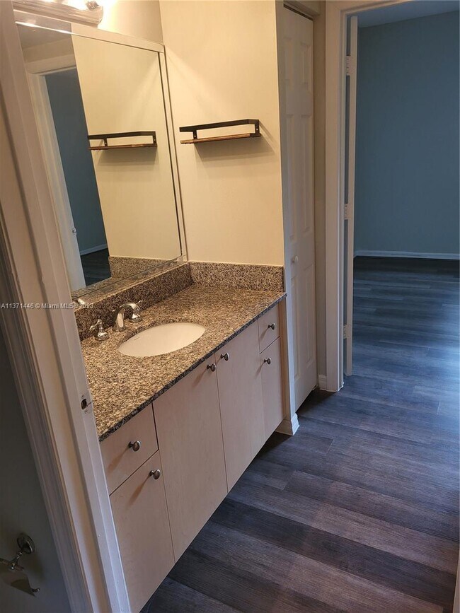 Foto del edificio - 2482 Centergate Dr