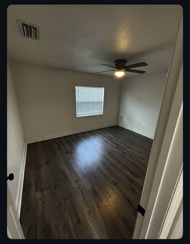Primary Photo - 2 Bedroom, 1 Bathroom Home!