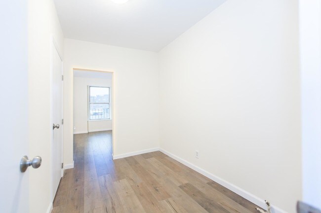 Building Photo - 83 Calyer Street