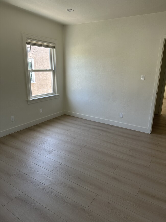 Building Photo - 215 Sinclair Ave