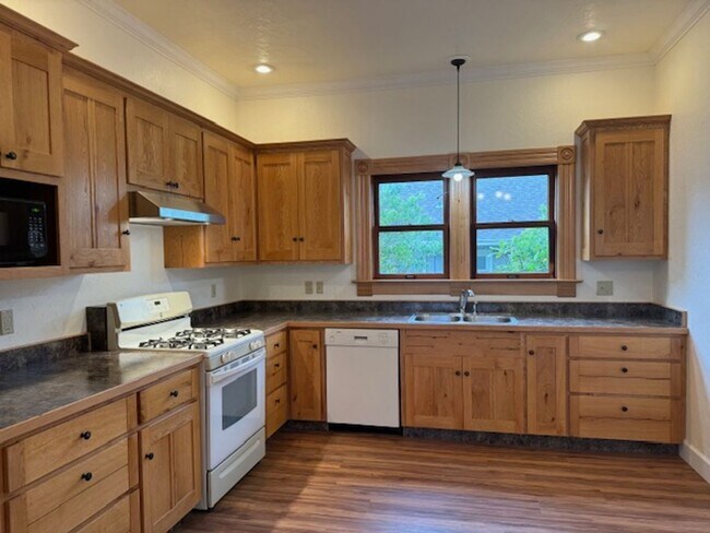 Building Photo - 3 or 4 bedroom, 2.5 bath very special home