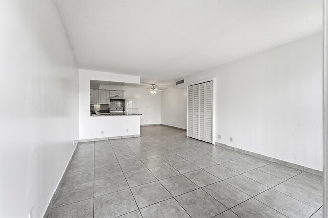 Building Photo - 2671 Riverside Dr