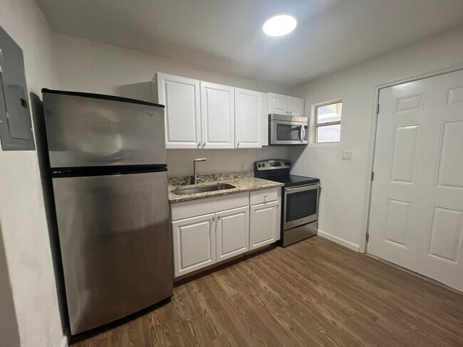 Building Photo - 611 Ave S NE