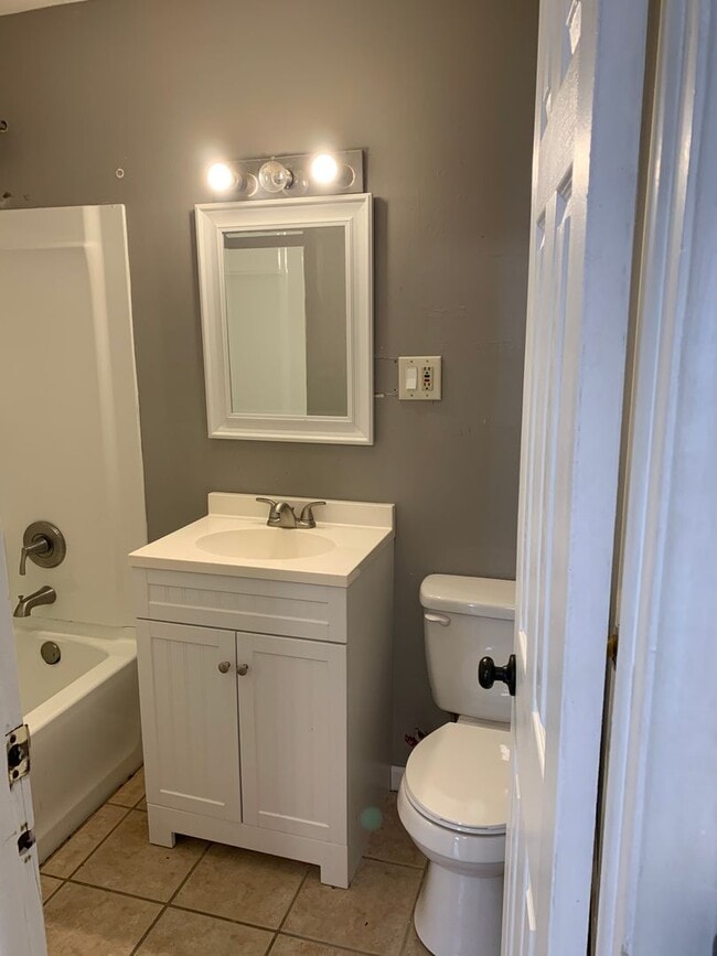 Building Photo - 1810 Fairlane- 2 Units