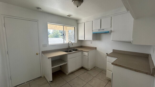 Building Photo - "Spacious 2-Bedroom Apartment in Redlands, CA