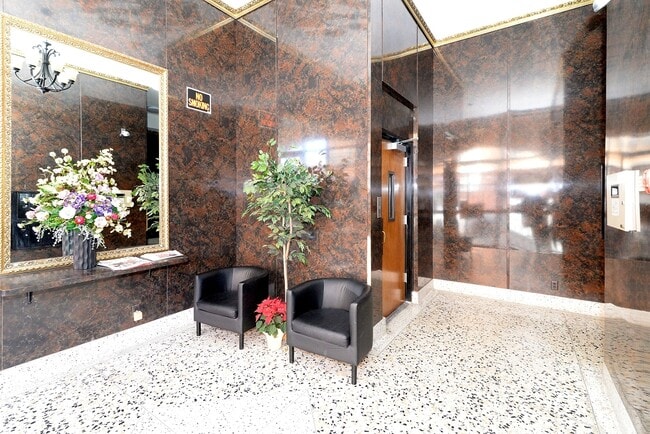 Building Photo - 490 33rd Ave