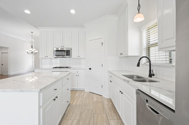 Building Photo - Beautiful home with high end finishes