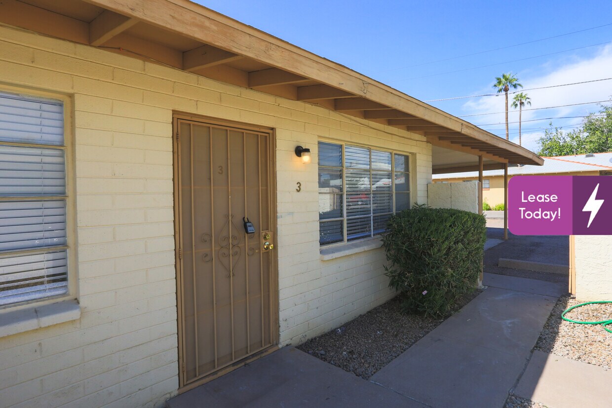 Primary Photo - 2606 E Glenrosa Ave