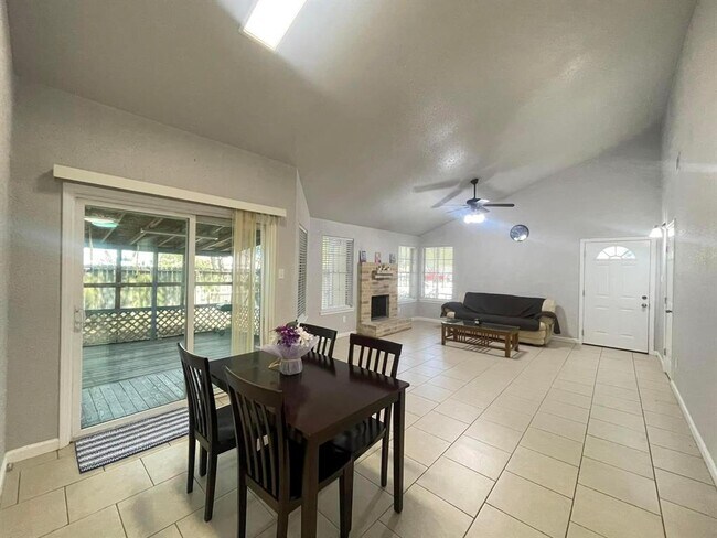 Building Photo - 14227 Clear Forest Dr