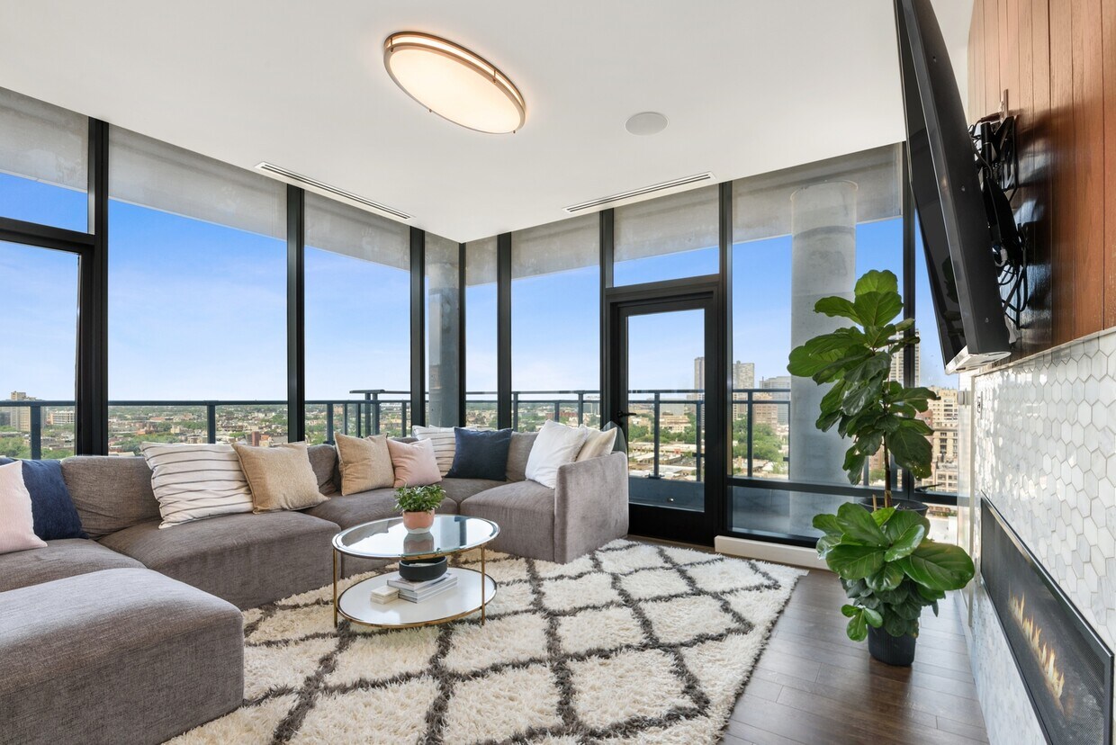 Foto principal - 450 W Belmont Ave