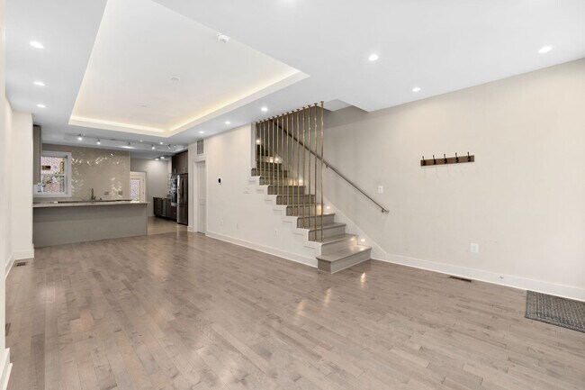 Foto del edificio - Experience stunning design and modern finishes in Columbia Heights!