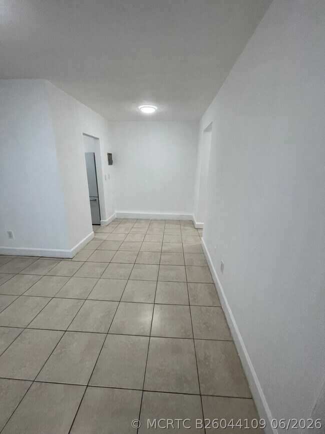 Foto del edificio - 6930 Byron Ave