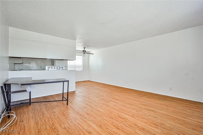 Building Photo - 5816 Bromley Ave