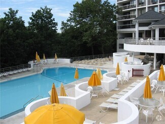 Building Photo - 500 High Point Dr