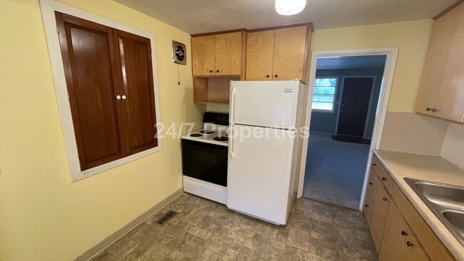 Building Photo - Charming 2 BD | 1 BA Home w/ Large Backyar...
