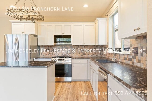 Building Photo - 17537 SW Pronghorn Ln