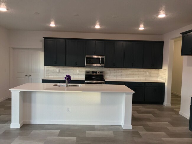 Foto del edificio - Spacious home in Quiet Neighborhood