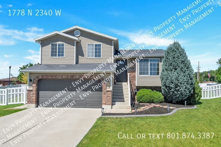 Foto principal - Absolutely STUNNING 5 Bed - 3 Bath Home - ...