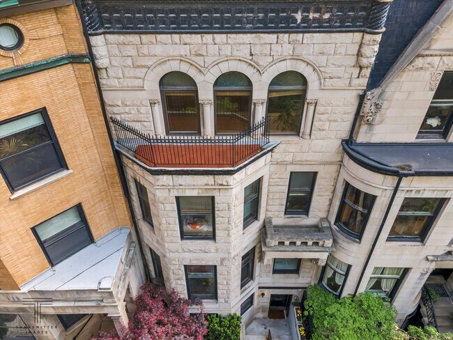 Balcón - 33 E Division St