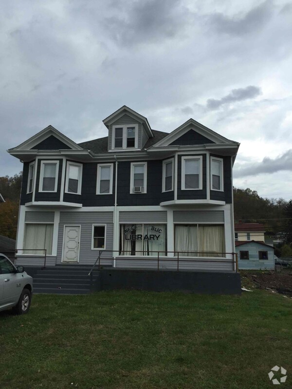 Apartments For Rent in St Clairsville, OH with Hardwood Floors 1